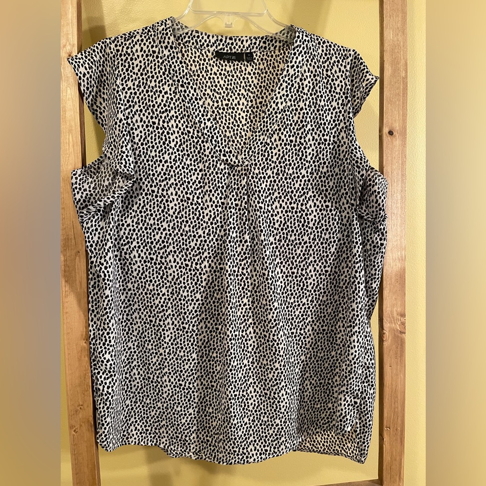 Apt 9 Medium sleeveless black and white blouse